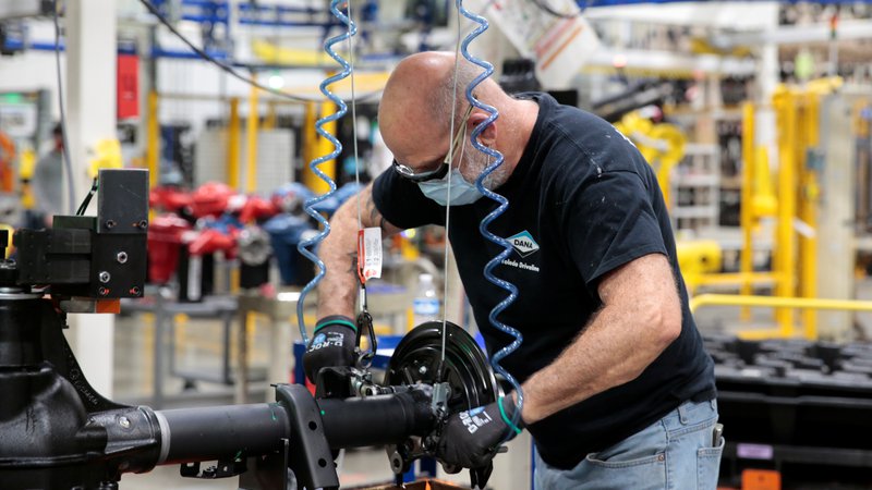 Fotografija: Največje zmanjševanje zaposlitev je zaznati pri evropskih proizvajalcih avtomobilov in v letalstvu. FOTO: Rebecca Cook/Reuters