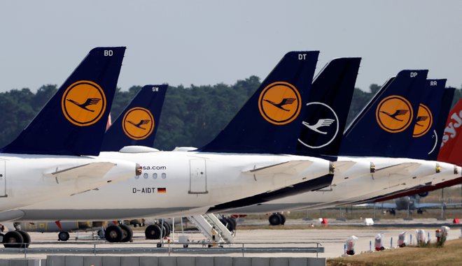 Nemška letalska družba Lufthansa bo odpustila kar 22 tisoč zaposlenih, pomoč bodo prejeli tudi s strani države, ki bo stopila v lastništvo. FOTO: Fabrizio Bensch/Reuters