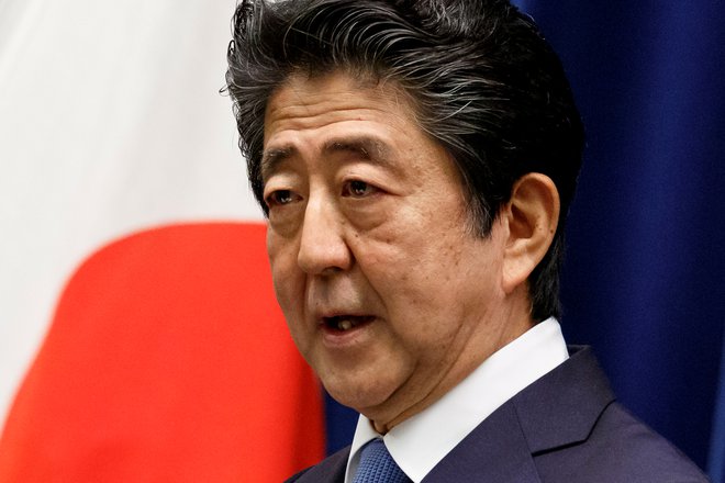 Japonski premier Shinzo Abe se je v tem tednu seznanil s potekom organizacije iger naslednje leto, vendar pa do naslednjega leta ne bo znano, če igre sploh bodo izpeljane. FOTO: Rodrigo Reyes Marin/Reuters
