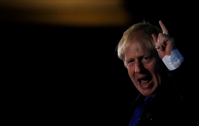 Britnaski premier Boris Johnson je v juniju napovedal odprtje hotelov, restavracij, pubov ter ostalih dejavnosti, v kolikor izpolnjujejo predpisane standarde. Odprtje je sledilo pretekli vikend. FOTO: Phil Noble/Reuters