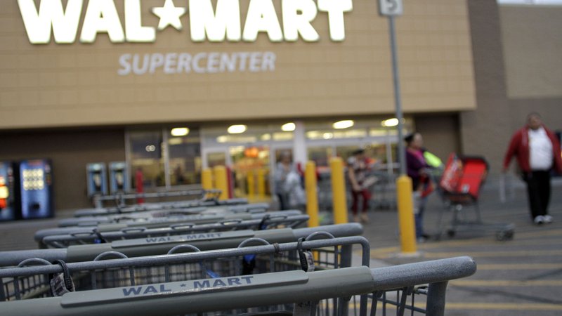 Fotografija: Walmart ima svoje trgovine in skladišča prisotna praktično povsod v ZDA, s tem adutom pa bo resno izzval spletno prodajo Amazona, ki ima slab doseg izven mest. FOTO: Joshua Lott/Reuters