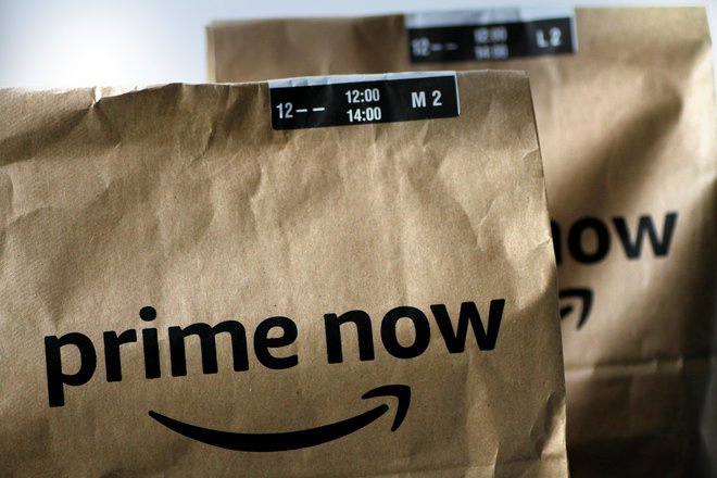 Amazon Prime je praktično članstvo, ki kupcem omogoča hitro dostavo in ostale prednosti na spletu. Ravno to želi izzvati storitev Walmart+. FOTO: Reuters