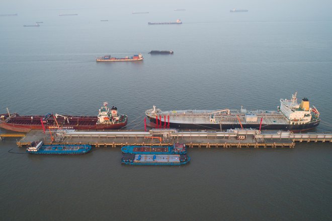 Kitajska pristanišča so zamašena s tankerji polnimi nafte. FOTO: Yaorusheng / Shutterstock<br />
 