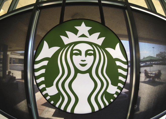 Na spremembe se odzivajo tudi slovite verige kavarn, kot je Starbucks. Ti so uvedli spletno naročilo kave in prevzem. FOTO: Mike Blake/Reuters