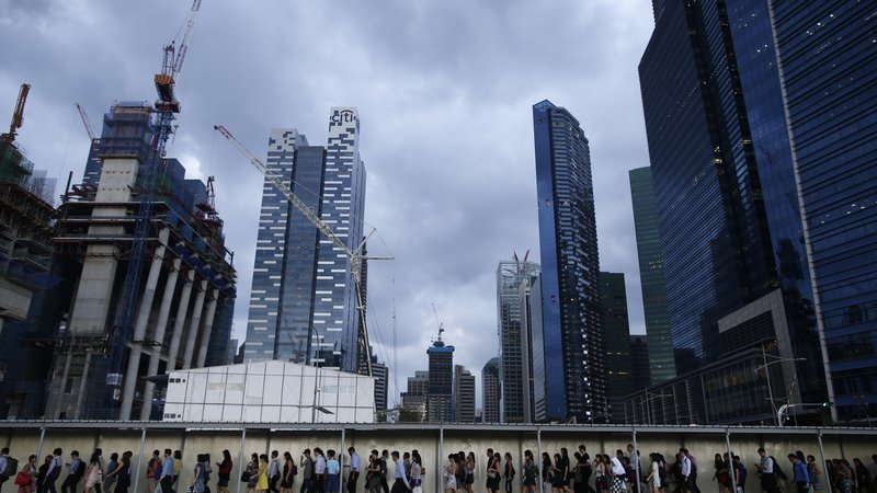 Fotografija: Do konca leta bi se Singapurjev BDP lahko zmanjšal za 4–7 odstotkov, kar bo največji upad v zgodovini države, napovedujejo tamkajšnji ekonomisti. FOTO: REUTERS/Edgar Su 