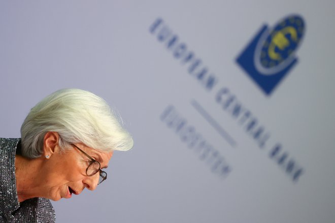 Predsednica ECB Christine Lagarde zida na zapuščini njenega predsohnika in upošteva moto »whatever it takes«. FOTO: Kai Pfaffenbach/Reuters