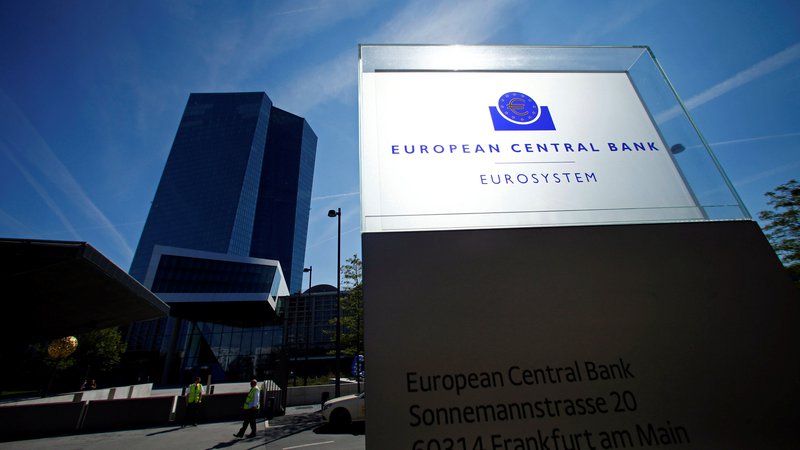 Fotografija: Evropska centralna banka se je na pandemijo odzivala počasi, zdaj pa strelja s vsem kar ima. FOTO: Ralph Orlowski/Reuters