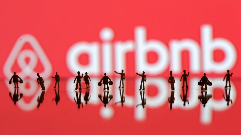 Fotografija: Airbnb se letos sooča s počasno sezono in slabo medijsko podobo.  FOTO: REUTERS/Dado Ruvic