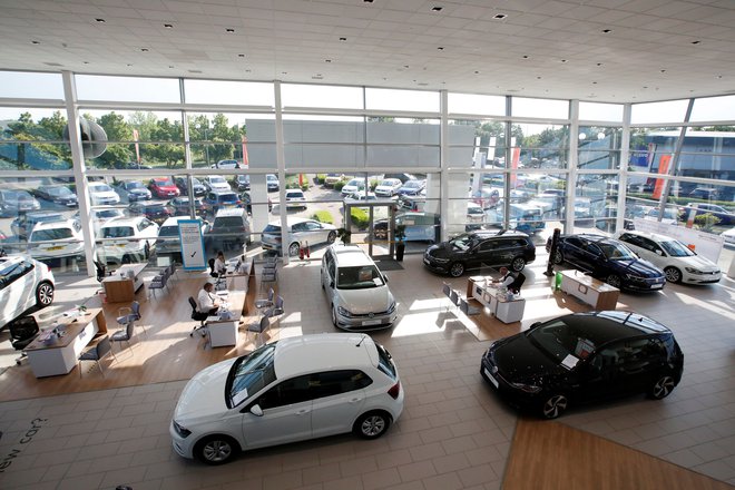 Avtomobilska industrija je pod pritiskom zaradi nenaklonjenosti potrošnikov. FOTO: REUTERS/Andrew Boyers 