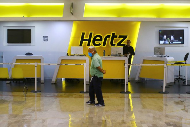 Podjetje Hertz - ki je pred kratkim odpustilo več kot 14.000 delavcev - je direktorjem izplačalo 1,5 milijona ameriških dolarjev le nekaj dni pred bankrotom. FOTO: REUTERS/Edgard Garrido