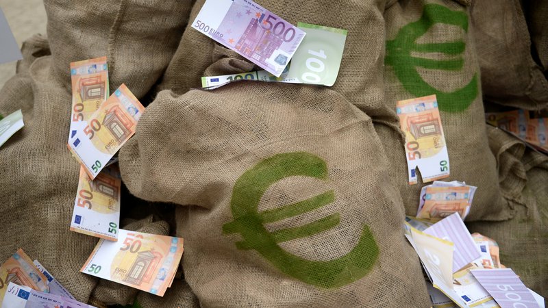 Fotografija: Vodja mreže se že več kot 20 let ukvarja s ponarejanjem denarja in to ne le z njihovo izdelavo, temveč tudi z distribucijo po celotni EU. FOTO: REUTERS/Johanna Geron