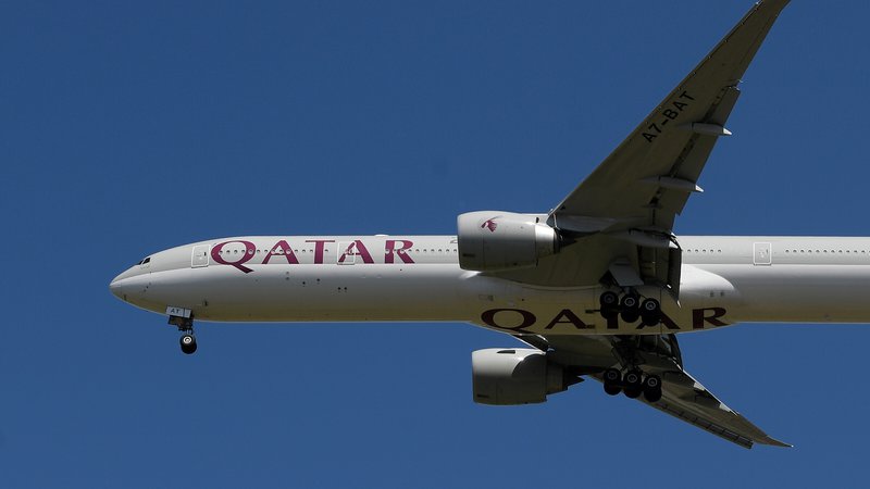 Fotografija: Katarskim letalom so prepovedale pristanek na svojih letališčih in vstop v svoj zračni prostor, pretrgale trgovinske in pomorske vezi ter zaprle meje, tudi edino kopensko mejo države s Savdsko Arabijo. FOTO: REUTERS/Toby Melville
