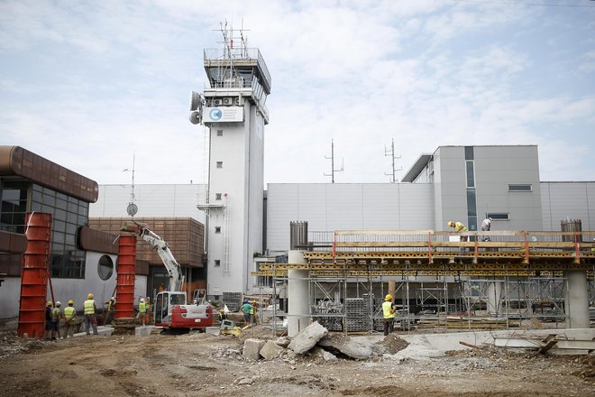 Gradnja novega terminala na ljubljanskem letališču je v polnem teku. FOTO: Blaž Samec