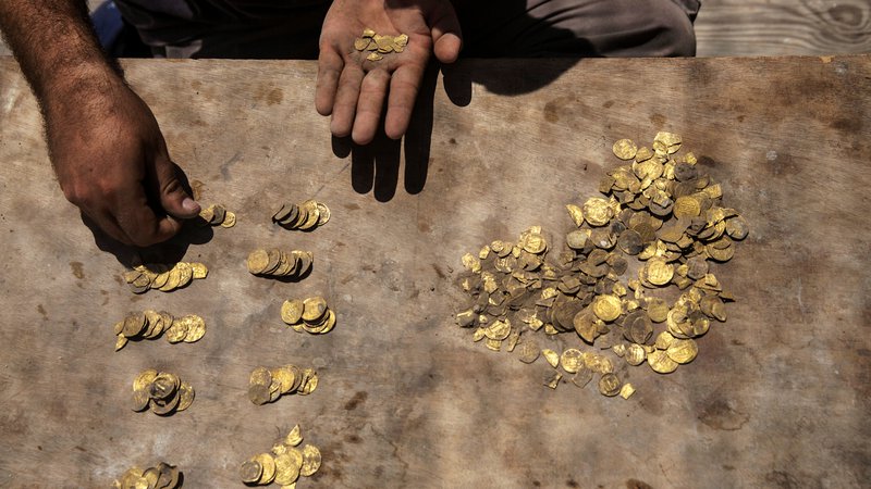 Fotografija: Kolekcija zlatnikov vsebuje polne dinarje, pa tudi kakšnih 270 manjših novcev, ki so jih uporabljali kot neke vrste drobiž. FOTO: Heidi Levine / REUTERS