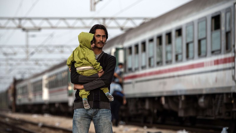 Fotografija: Balkanske države se soočajo z velikim izseljevanjem in padcem stopnje rodnosti. Čeprav je regija postala glavna pot za migrante, se le redki odločijo, da se tam ustavijo. FOTO: Andrej Isakovič/Afp