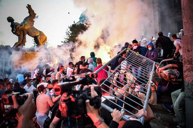 Številne vlade sveta - ne glede na to kako uspešne so pri boju z virusom - se soočajo s protesti in nemiri, ki so posledica gospodarske krize in večanja negotovosti. FOTO: Andrej Isakovic/Afp