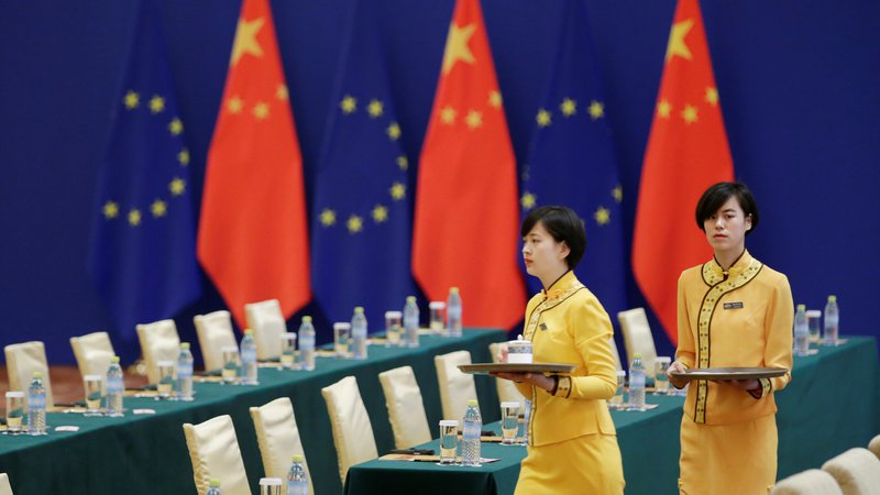 Fotografija: EU zaznamuje visoka gospodarska odvisnost od Kitasjke, zdaj pa velika večina držav članic Kitajsko vidi tudi kot konkurenco in grožnjo Evropi. FOTO: Jason Lee/Reuters