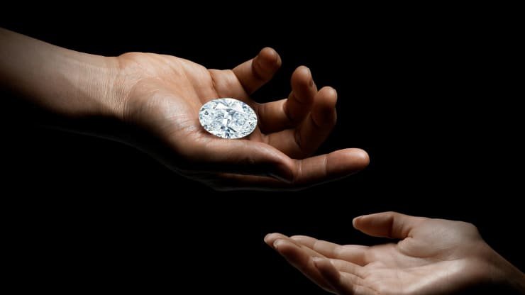 Fotografija: 102,39-karatni brezbarvni ovalni diamant D. FOTO: Sotheby’s