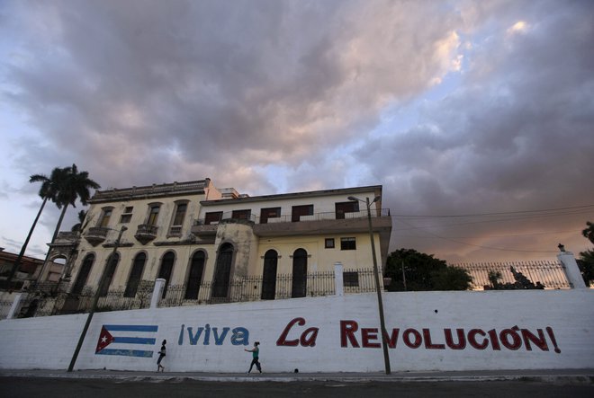 Ena od dveh kubanskih valut je bila vse od kubanske revolucije izenačena z dolarjem. FOTO: Enrique de la Osa/Reuters