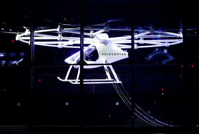 Po svetu že več let nastajajo podjetja, ki razvijajo leteča vozila. Takšno je tudi nemški Volocopter, v katerega je investiral tudi kitajski Geely. FOTO: Rick Wilking/Reuters