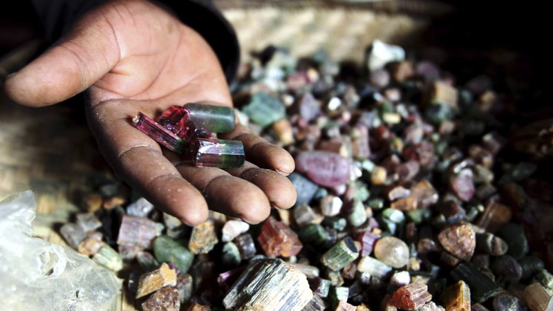 Fotografija: Zbiratelji kamnov se nikakor ne spogledujejo z diamanti, temveč jih zanimajo unikatni odtenki barv, predvsem pa poreklo kamna. FOTO: Katrina Manson/Reuters