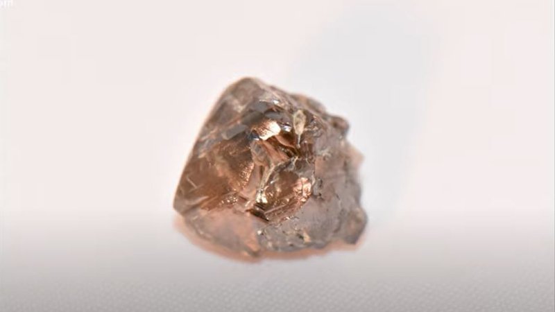 Fotografija: Diamant tehta 9,07 karatov, najden pa je na dan 7.9. FOTO: Posnetek zaslona / YouTube