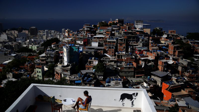 Fotografija: Nepremičninske in arhitekturne publikacije so med pandemijo že pisale o tem kako se bodo naši bivalni prostori spremenili zaradi novih potreb; zaradi dela od doma lahko pričakujemo premične stene, več balkonov in boljšo zvočno izolacijo. Vendar se zdi, da so takšna predvidevanja predvsem rešitve za premožno družbo. FOTO: Pilar Olivares/Reuters