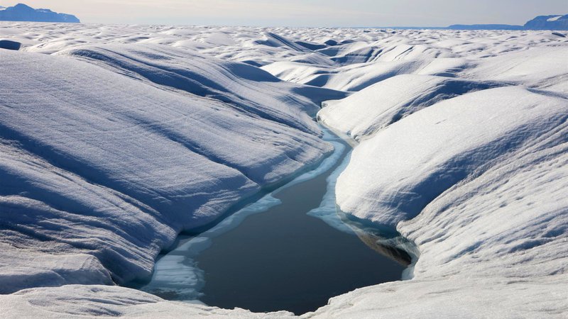 Fotografija: Ena od slabo prepoznavnih, a vendar ključnih lastnosti ledu na Arktiki je zmožnost odboja sončne svetlobe, kar ozračje našega planeta ohranja stabilno in ravno dovolj hladno. Ravno ta lastnost se zdaj izgublja. FOTO: Nick Cobbing/Reuters