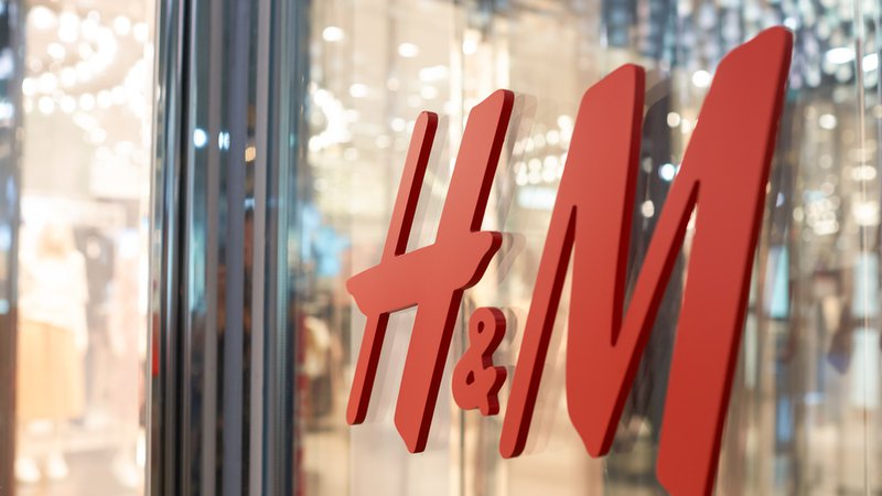 Fotografija: Družba poudarja, da ima približno četrtina trgovin skupine H&M pogodbeno pravico, da vsako leto revidirajo ali se odpovejo najemom. Tako v H&M napovedujejo racionalizacijo. FOTO: Shutterstock