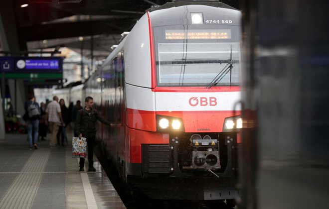 Avstrija ima najvišji odstotek uporabe vlakov (te uporablja 12,9 odstotkov prebialcev), medtem ko Madžarska beleži največji delež uporabe različnih vrst avtobusov (20,8 odstotkov). FOTO: Lisi Niesner/Reuters