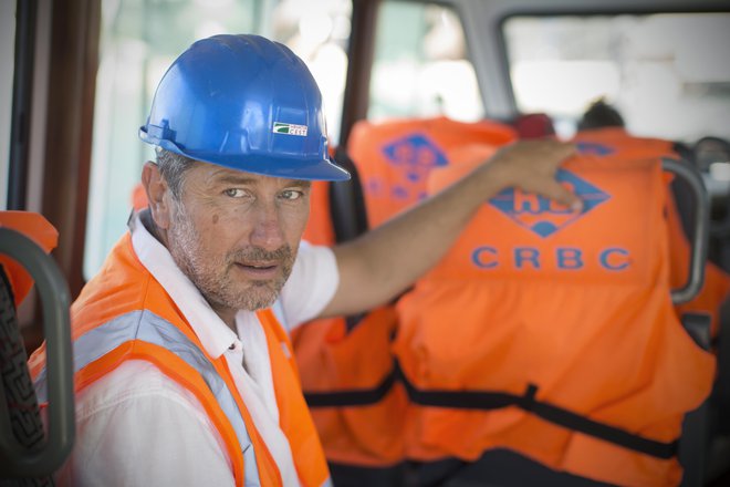 Inženir in predstavnik investitorja Davor Trlaja. Gradnja mostu na otok Pelješac. Infrastrukturni projekt kitajskega CRBC - China Road and Bridge Corporation in podjetja Hrvatske ceste. Soavtor mostu je slovenski projektant Marjan Pipenbaher. Pelješac, Hr