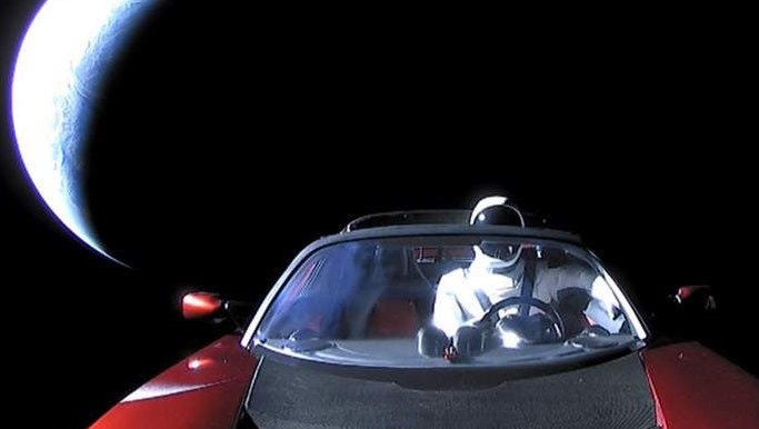 Fotografija: Tesla Roadster z manekenom, ki je na voznikovem sedežu oblekel vesoljsko obleko SpaceX. Avto je bil v vesolje izstreljen z raketo Falcon Heavy leta 2018. FOTO: SpaceX 