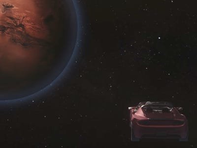 Ilustracija Starmana in Muskove Tesle, ki letita mimo Marsa. FOTO: SpaceX / YouTube