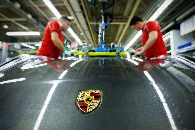 Nemška avtomobilska znamka Porsche je ohranila naslov najbolj dragocene luksuzne znamke na svetu. FOTO: REUTERS/Ralph Orlowski