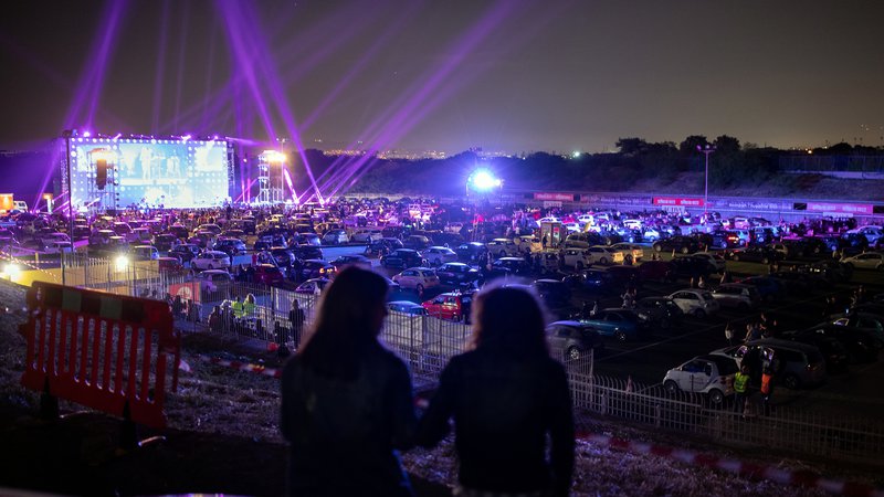 Fotografija: Industrija koncertov in festivalov je na svetovni ravni vredna okoli 30 milijard dolarjev, vendar pa se glasba zaradi pandemije že od marca vztrajno seli na splet. FOTO: Alkis Konstantinidis/Reuters