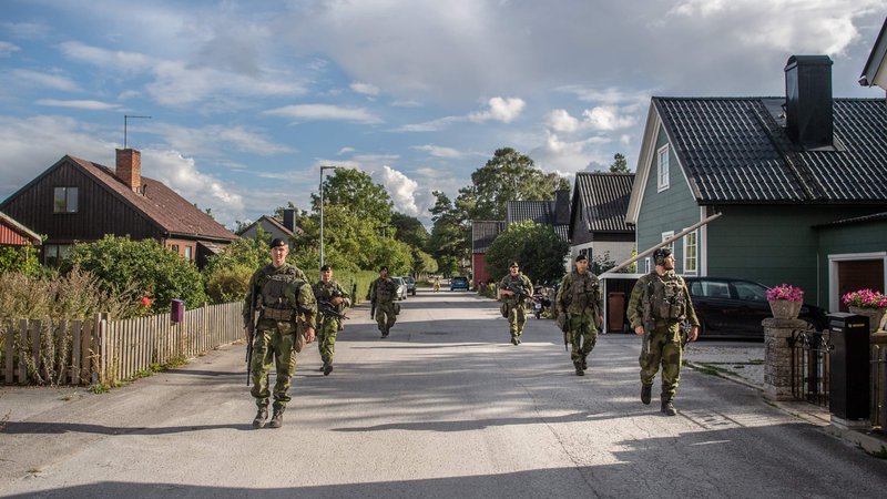 Fotografija: Švedske oborožene sile patruljirajo v vasi na Gotlandu zaradi zaskrbljenosti ruskih vpadov. FOTO: Bezhav Mahmoud / AFP