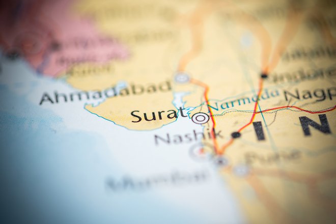 Surat, znan kot indijsko diamantno središče, brusi in polira približno 80 odstotkov svetovnih diamantov in je dom približno 750.000 delavcem v diamantni industriji. FOTO: Shutterstock