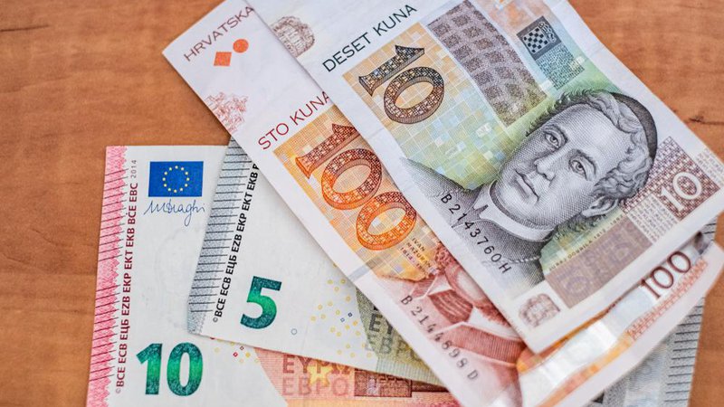 Fotografija: 54 odstotkov Hrvatov podpira uvedbo evra, 46 odstotkov pa ne. FOTO: David M. Skiba/Shutterstock
