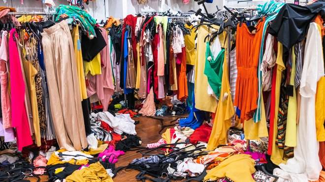 Veronica Chou se zavzema za ponovno uporabo oblačil in je nasprotnica prekomerne potrošnje. FOTO: Getty Images/iStockphoto