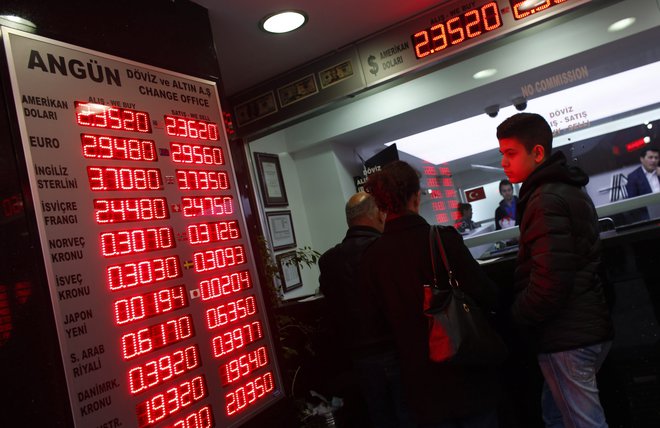 Za en dolar je bilo treba odšteti 8,576 lir, približno 49 odstotkov več kot leto prej. V teh dneh je za en evro potrebno odšteti skoraj 10,18 lire, kar 60-odstotkov več kot pred letom dni. FOTO: SEZER MURAD / Reuters