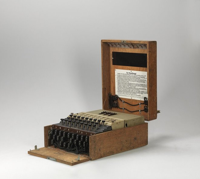 Anonimni kupec je na držbi v Dorotheumu junija 2020 plačal 117.800 evrov za Enigmo I v leseni škatli (38 x 28 x 15,5 cm), napravo za šifriranje sporočil, izdelano leta 1944 v Berlinu. FOTO: Dorotheum