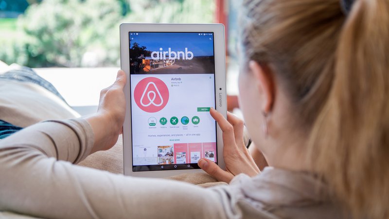 Fotografija: Medtem ko je Airbnb na začetku pandemije zaznamoval val odpovedi rezervacij, so novejši podatki spodbudili optimizem za trajno okrevanje. FOTO: Shutterstock