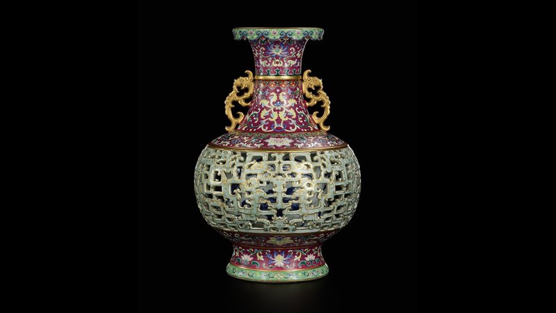 Fotografija: Vaza iz porcelana je bila izdelana za kitajskega cesarja Qianlonga. FOTO: Courtesy Sotheby's