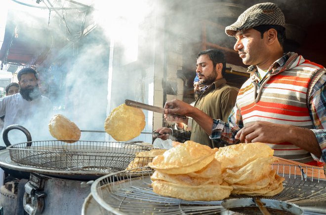 Kruh v državi oskrbujejo vojaške pekarne, pred katerimi stojijo civilisti. FOTO: Shutterstock