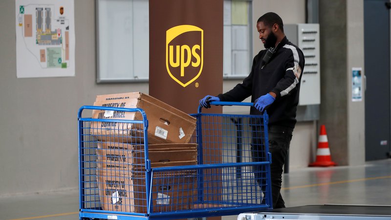 Fotografija: UPS samo v ZDA vsak dan dostavi več kot 21 millijonov paketov.
FOTO: Charles Platiau/Reuters