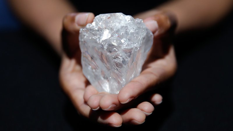 Fotografija: Diamant Lesedi la Rona, najden v Bocvani, je bil na dražbi prodan za 53 milijonov dolarjev. FOTO: Seth Wenig / AP