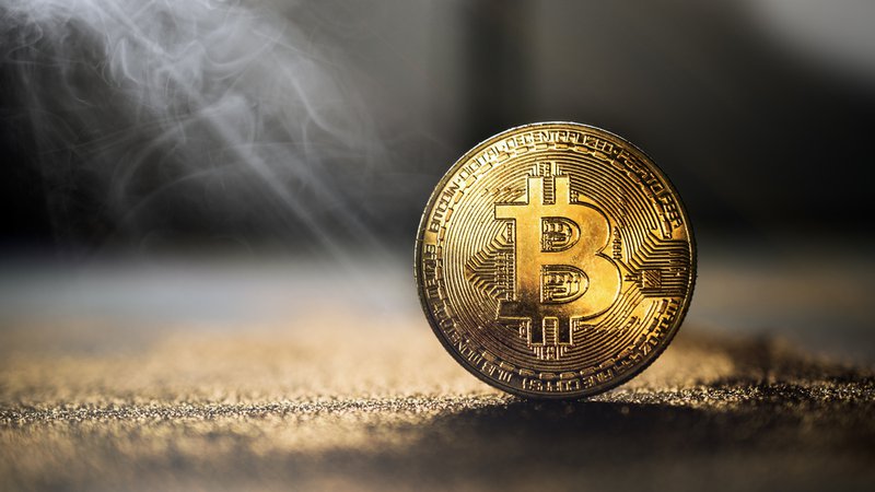Fotografija: Bitcoin je samo oktobra na ceni pridobil približno 30 odstotkov, pred štirimi dnevi prebil mejo 16.000 in danes 17.000 dolarjev. FOTO: Shutterstock