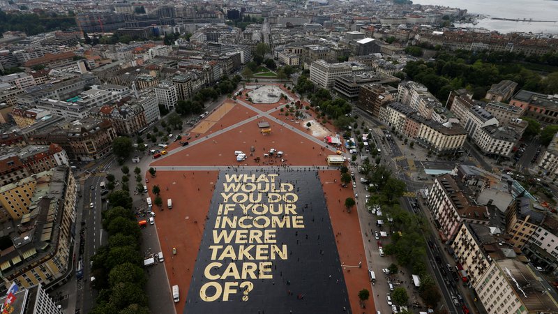 Fotografija: Na trgu Plainpalais v Ženevi v Švici je bil 2016 prikazan plakat v velikosti 8000 kvadratnih metrov v podporo glasovanju za UTD. FOTO: REUTERS/Denis Balibouse