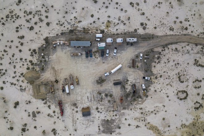 Delovni kamp sredi železniške doline Salar, kjer 3PL, kanadsko podjetje za rudarstvo litija, vrta novo luknjo in poskuša najti nahajališča litija. FOTO: Reuters