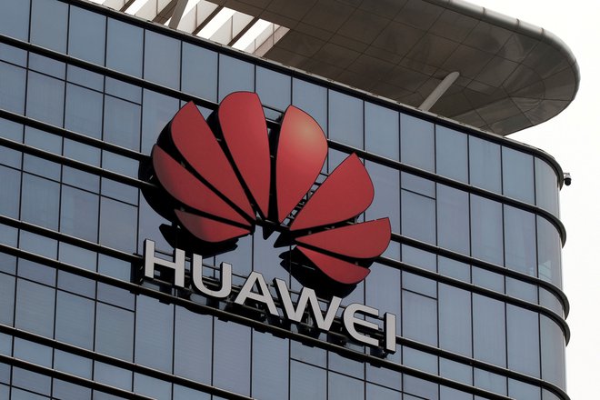 Amerika in evropske vlade nadaljujejo boj proti Huaweiu. Včeraj je nameščanje tehnologije Huaweia prepovedala Britanska vlada, kljub temu pa povpraševanje za kitajske izdelke po svetu ostaja visoko. FOTO: Tyrone Siu/Reuters